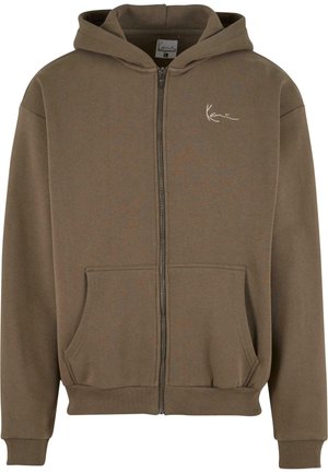 Brun zip-up hette laget av mykt stoff, med en front kangaroo-lomme, ribbestrikkede mansjetter og en liten logo på brystet.