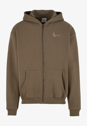 Hnedá mikina na zips vyrobená z mäkkej tkaniny, so prednou klokankou, rebrovanými manžetami a malým logom na hrudi.