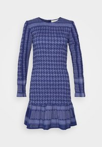 Tmavě modré šaty s dlouhými rukávy, texturovaným houndstooth a geometrickými vzory, rozšířeným lemem a kulatým výstřihem. Zapínání na klíčovou dírku na zadní straně.