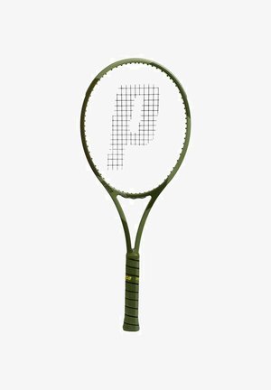Raquette de tennis avec un cadre vert, présentant un motif quadrillé noir et une lettre "P" bien visible. Poignée texturée avec des rainures horizontales.