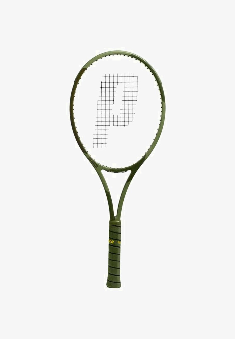 Raqueta de tenis con marco verde, con un patrón de cuadrícula negra y una letra "P" prominente. Empuñadura texturizada con ranuras horizontales.