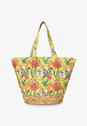 Tote-Bag mit gelbem Blumenmuster, in grünen und roten Farbtönen, geflochtenem Strohboden und einem dekorativen goldenen Anhänger an einem Tragegurt.