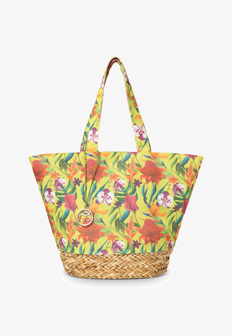 Borsa a tracolla con motivo floreale giallo, con tonalità verdi e rosse, base in paglia intrecciata e un pendente decorativo dorato su una tracolla.