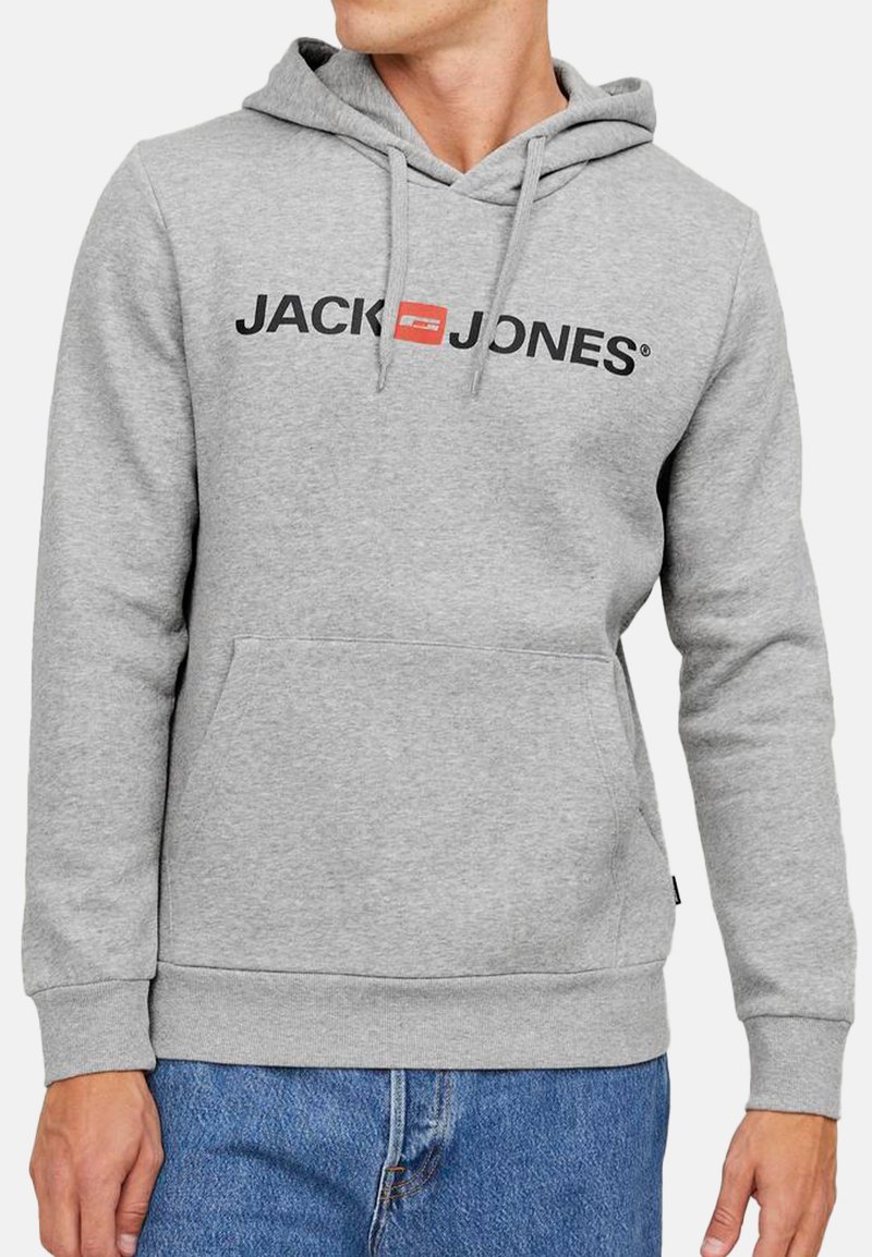Hoodie gris avec une poche kangourou, capuche réglable avec cordon, et logo "JACK & JONES" en noir et rouge sur la poitrine. Tissu en mélange de coton.