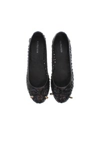 Bailarinas tejidas negras con un forro interior suave, detalle de lazo en la parte delantera y acentos en tono dorado. Diseño flexible y ligero.