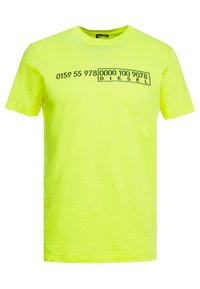 Neonowy żółty T-shirt z bawełny, krótki rękaw, z czarnym nadrukiem z cyframi i słowem "DIESEL" na piersi.
