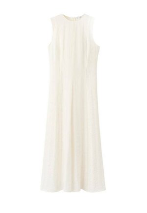 Mouwloze lange witte jurk met een ronde halslijn en verticale naaddetails.