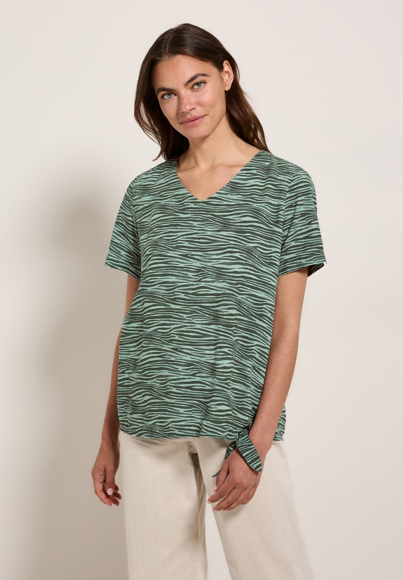 Groen en zwart gestreept T-shirt met korte mouwen en V-hals, met een losse fit en een strikaccent aan de zijkant. Gemaakt van een zachte, lichtgewicht stof.
