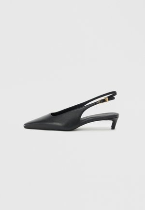 Mustat slingback-korkokengät, joissa on terävä kärki, sileä nahkapinta, matala kitten-korko ja hihna, jossa on metallinen solkiakcentti.