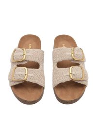Sandales de plage beiges avec deux brides en tissu tissé, chacune dotée d'une boucle en or. Doublure intérieure douce avec une semelle texturée pour une bonne adhérence.