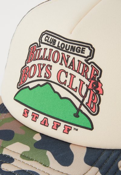 Casquette de baseball avec un devant en tissu crème arborant un logo multicolore, motif camouflage sur la visière. Le texte comprend "Billionaire Boys Club STAFF."
