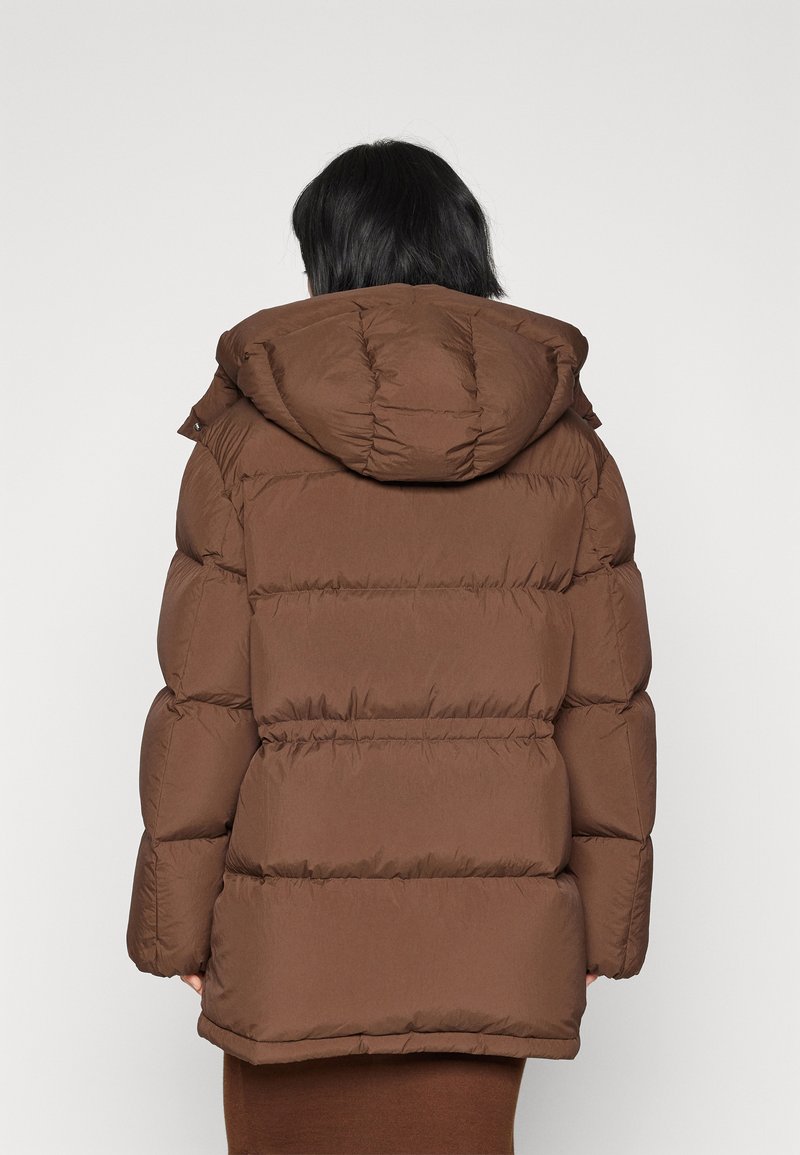 Brązowa kurtka puchowa z kapturem, z pikowanym wzorem i teksturowaną powierzchnią. Tył prezentuje gładki, opływowy kształt.
