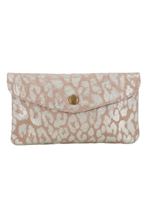 Pochette con motivo animalier lucido rosa chiaro e argento e chiusura centrale tonda con bottone dorato sulla pattina frontale.