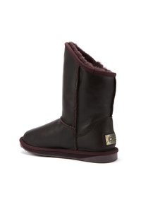 Schwarze Leder-Stiefelette mit einem weichen, burgunderfarbenen Lammfellfutter, flacher Sohle und metallischem Logoakzent an der Ferse. Verfügt über ein gesticktes Design.