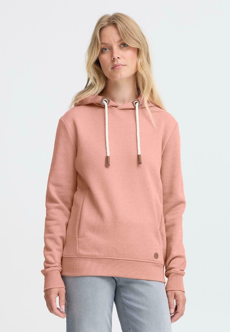 Sweat-shirt rose avec capuche à cordon, poignets et ourlet côtelés, dotée d'une poche kangourou et d'un petit patch logo en bas.