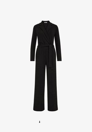 Salopetă neagră cu mâneci lungi, guler decupat, stil înfășurat, curea de legare și pantaloni largi. Fabricată din țesătură texturată.