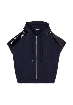 Granatowa krótka bluza z kapturem na suwak z czarnymi cekinowymi panelami na ramionach i ściągaczem przy kapturze.