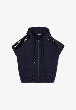 Hanorac scurt cu mâneci scurte, cu fermoar, de culoare albastru marin, cu panouri negre din paiete pe umeri și glugă cu șnur.