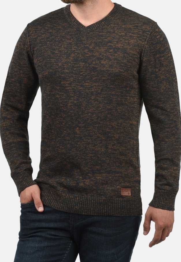 Pull en V marron foncé avec un motif de tricot texturé, doté d'un ourlet et de poignets côtelés, ainsi qu'une petite étiquette en cuir sur le côté.