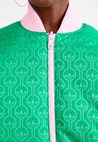 adidas Originals Bomber tipa jaka - green/true pink