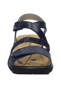 Námorně modré sandály se třemi nastavitelnými popruhy, polstrovanou stélkou se vzorem listů a černou gumovou podrážkou.