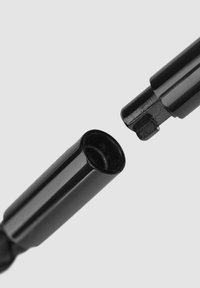 Schwarze zylindrische Verbindungsstücke, eines glatt und hohl, das andere mit einer Einkerbung, beide aus glänzendem Kunststoff.