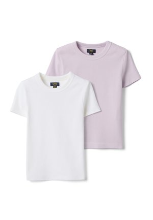 Deux t-shirts à manches courtes côtelés avec col rond, un blanc et un lavande clair, présentés à plat avec les étiquettes de marque visibles à l'intérieur des cols.