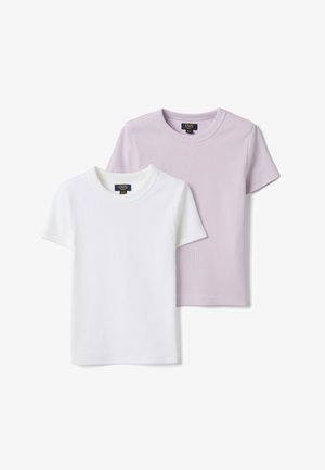 Deux t-shirts à manches courtes côtelés avec col rond, un blanc et un lavande clair, présentés à plat avec les étiquettes de marque visibles à l'intérieur des cols.