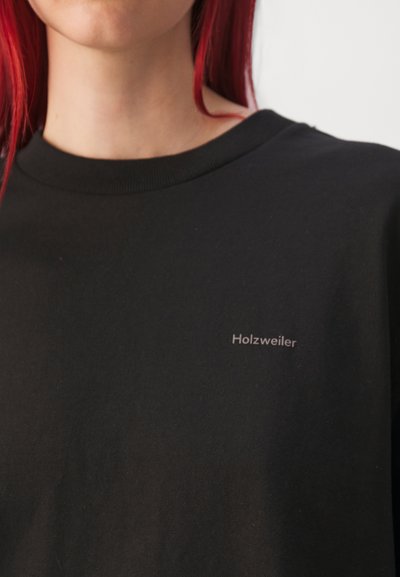 Svart bomull t-skjorte med rund hals, med en liten, lysfarget "Holzweiler" logo foran. Enkelt design, uten mønstre.