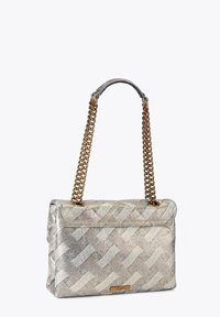 Borsa a tracolla intrecciata argento con catena, di forma rettangolare e tasca frontale. Texture liscia con una leggera lucentezza e accentuazione del marchio.