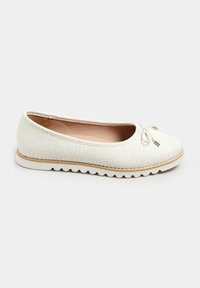 Ballet flat bianco intrecciato con punta arrotondata, dettaglio a fiocco piccolo e suola testurizzata a contrasto. Presenta una fodera interna liscia.