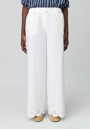 Pantaloni bianchi a gamba larga con vita elastica e dettaglio a fiocco, con orlo scallop e taglio laser. Realizzati in tessuto leggero.