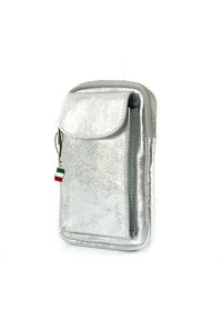 Zilverkleurige metalen portemonnee met een gestructureerd oppervlak, voorzien van een klepafsluiting, een ritsvak en een klein Italiaans vlaggetje charme.