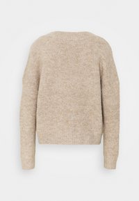 Beige pletený svetr s volným střihem, dlouhými rukávy a žebrovaným lemem. Měkká textura a minimalistický design, s kulatým výstřihem.