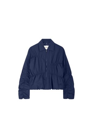 Marineblaue, kurze Jacke mit gerafften Details an Ärmeln und Körper, Front-Reißverschluss und klassischem Kragen.