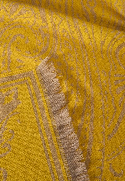 Tissu jaune avec des motifs floraux et cachemire beige complexes et un détail de bordure à franges beige.