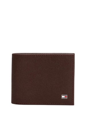 Braune strukturierte Leder-Bifold-Geldbörse mit einem kleinen rechteckigen Logo in Rot, Weiß und Blau in der unteren rechten Ecke.