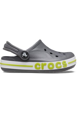 Grå Crocs klodsko med ventilationshuller, justerbar hælstrop, hvid sål med gulgrøn "crocs" tekst og accentstribe.