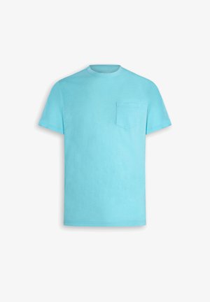 Tricou simplu, albastru deschis, cu mâneci scurte, guler rotund și un buzunar mic pe partea stângă a pieptului.