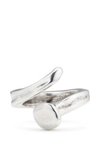 Anillo de plata con un diseño retorcido, con una punta suave y redondeada, y un acento circular. El metal tiene una superficie pulida y reflectante.