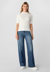 comma KURZÄRMELIGER IM SLIM FIT MIT STRUKTURMUSTER - Trui - weiß