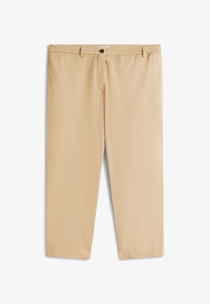Béžové nohavice po kolená s plochým predným dielom, zapínaním na gombík a pútkami na opasok. Hladká textúra látky a jednoduchý dizajn bez viditeľných vzorov.