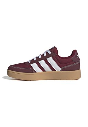 Baskets Adidas bordeaux avec des bandes blanches, des lacets blancs et une semelle en caoutchouc beige, vues de côté extérieur sur fond blanc.