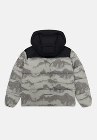 Puffjakke med sort hætte og øverste del, prydet med et gråt camouflage-mønster med en mat overflade og en lynlås-lomme på ryggen.