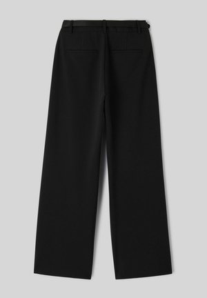 Pantalon noir à jambes larges avec passants de ceinture et deux poches passepoilées à l'arrière, présenté à plat sur un fond gris.