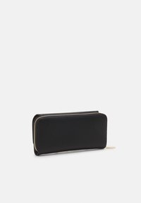Portefeuille en cuir noir de forme rectangulaire, avec une fermeture éclair dorée et une texture lisse. Design minimaliste sans motifs ni accents supplémentaires.
