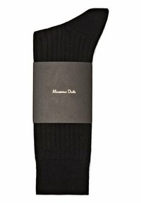 Sorte ribbede sokker pakket ind i et mørkegrå bånd med "Massimo Dutti" prentet i en lys skrifttype, med glatte og strukturerede sektioner.
