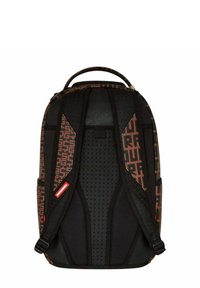 Mochila de patrón negro y marrón con correas de hombro acolchadas, tela texturizada y un asa superior. Presenta detalles de malla en el panel trasero.