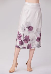 Une jupe A/A en tissu doux et brillant arborant un motif floral dans des teintes de violet et de gris. Ourlet droit et taille lisse.