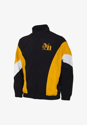 Zwart, geel en wit windjack met hoge kraag, ritssluiting aan de voorkant, elastische manchetten, voorzien van een logo op de borst en kleurblokken ontwerp.